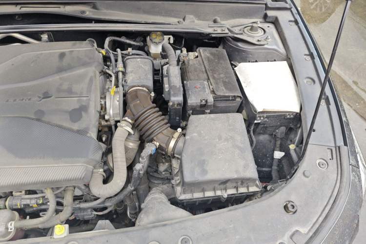 Used CHANGAN UNI-V 2023 1.5T Prestige Model Engine Bay Left