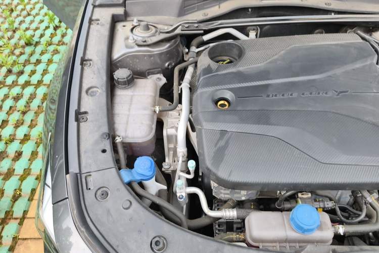 Used CHANGAN UNI-V 2023 1.5T Premium Model Engine Bay Right