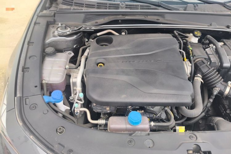 Used CHANGAN UNI-V 2023 1.5T Sport Edition Engine Bay Right
