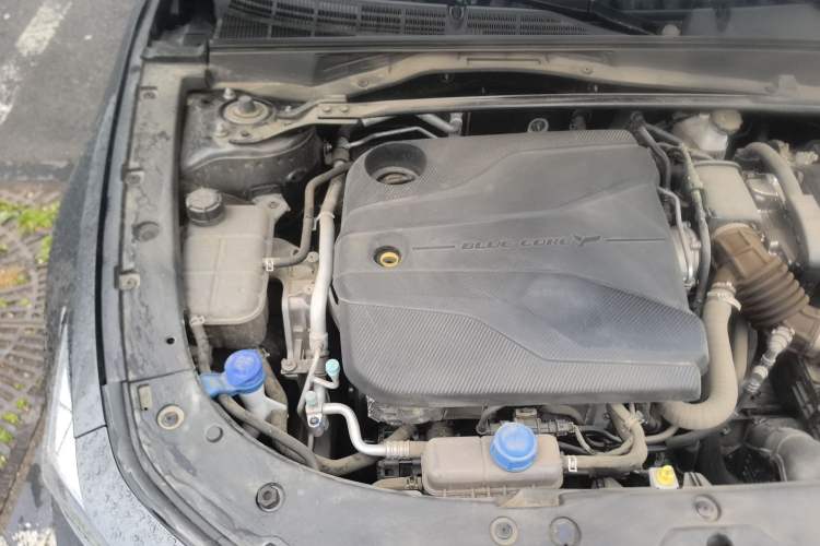 Used CHANGAN UNI-V 2023 1.5T Sport Edition Engine Bay Right