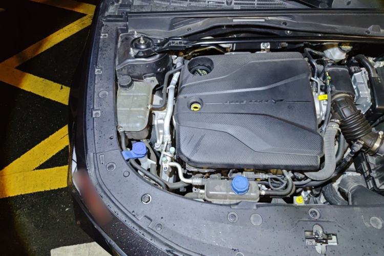 Used CHANGAN UNI-V 2023 1.5T Prestige Model Engine Bay Right