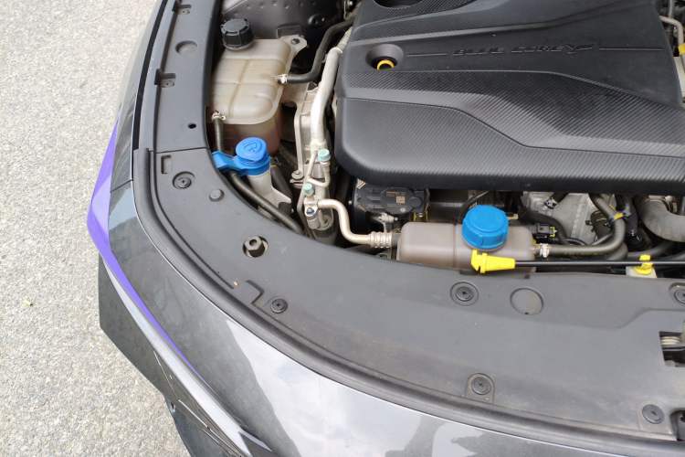 Used CHANGAN UNI-V 2023 1.5T Prestige Model Engine Bay Right