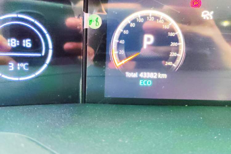 Used CHANGAN UNI-V 2023 1.5T Sport Edition Odometer Close Up