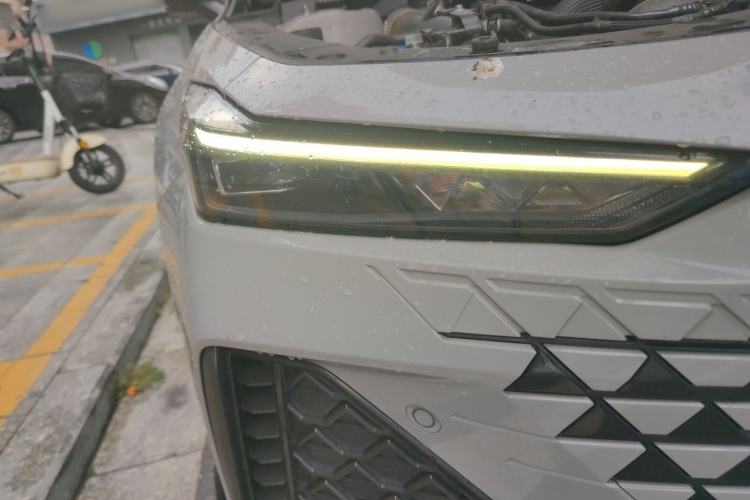 Used CHANGAN UNI-V 2023 2.0T Sport Edition Right Front Headlight