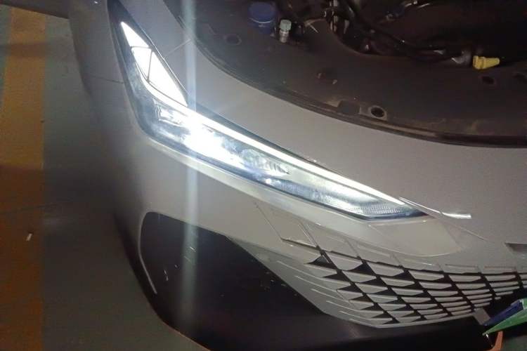 Used CHANGAN UNI-V 2023 2.0T Leading-Speed Edition Right Front Headlight