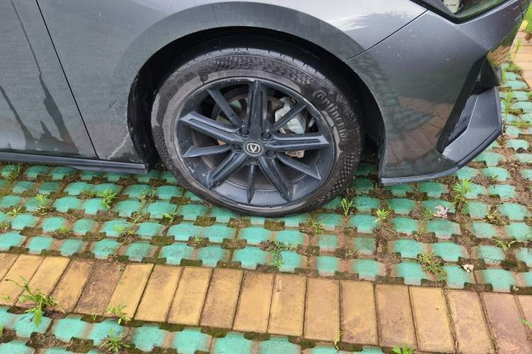 Used CHANGAN UNI-V 2023 1.5T Premium Model Right Front Wheel Hub