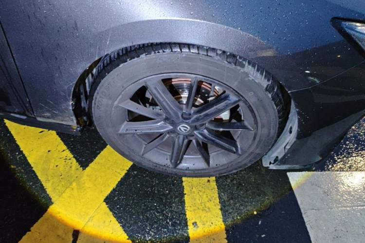 Used CHANGAN UNI-V 2023 1.5T Prestige Model Right Front Wheel Hub