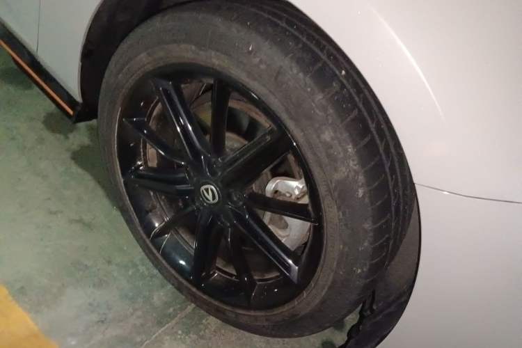 Used CHANGAN UNI-V 2023 2.0T Leading-Speed Edition Right Front Wheel Hub