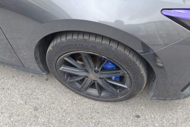 Used CHANGAN UNI-V 2023 1.5T Prestige Model Right Front Wheel Hub