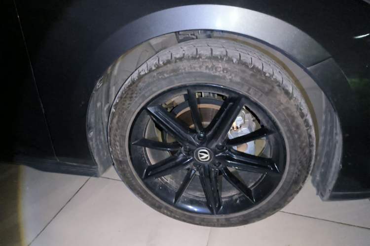 Used CHANGAN UNI-V 2023 1.5T Prestige Model Right Front Wheel Hub