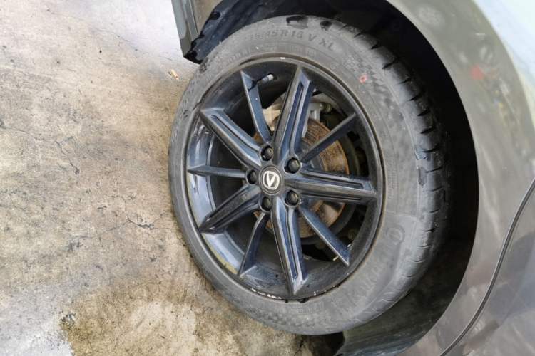 Used CHANGAN UNI-V 2023 1.5T Prestige Model Right Rear Wheel Hub
