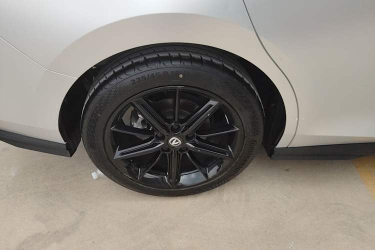 Used CHANGAN UNI-V 2023 1.5T Prestige Model Right Rear Wheel Hub