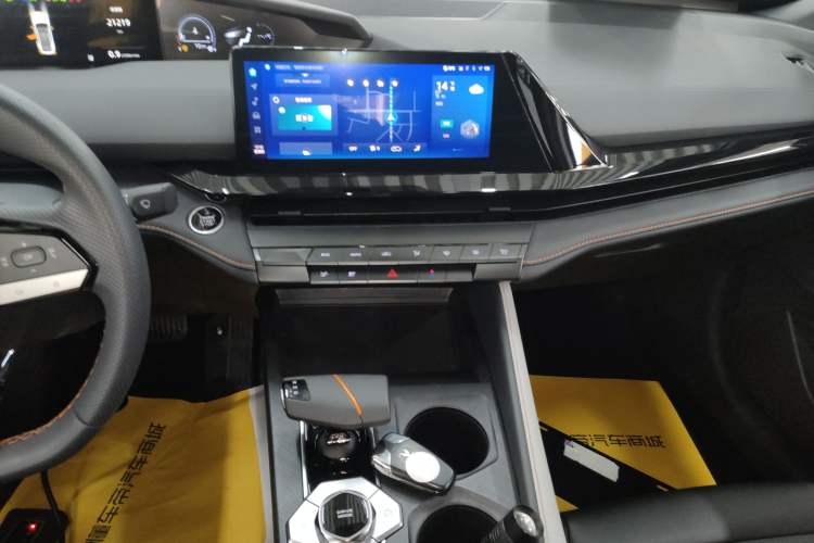 Used CHANGAN UNI-V 2023 1.5T Premium Model Audio And AC Panel