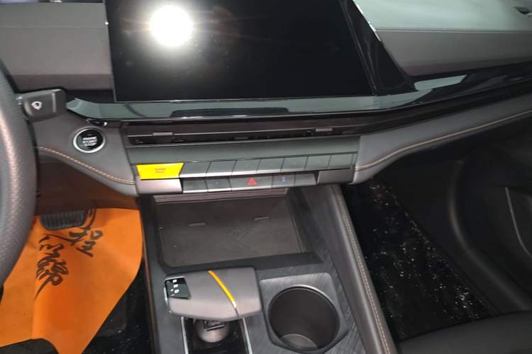 Used CHANGAN UNI-V 2023 1.5T Prestige Model Audio And AC Panel