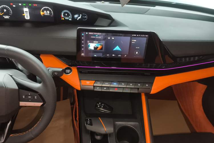 Used CHANGAN UNI-V 2023 2.0T Leading-Speed Edition Audio And AC Panel