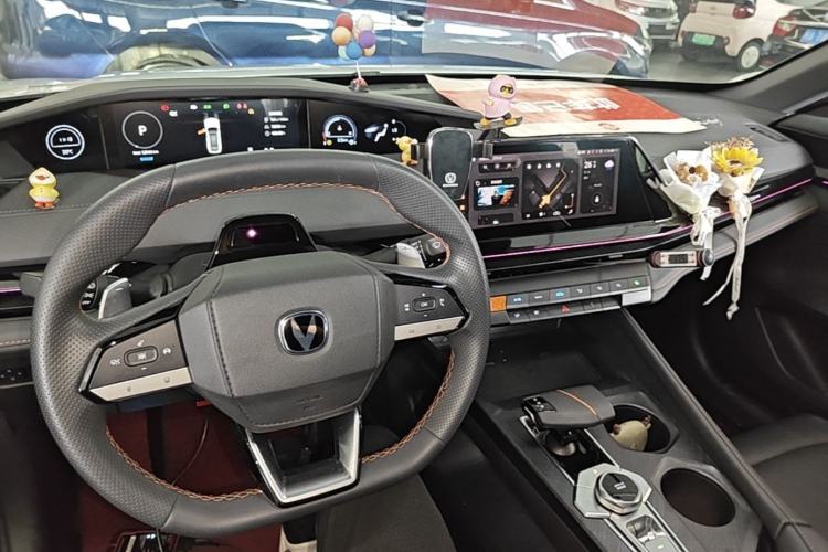 Used CHANGAN UNI-V 2023 1.5T Prestige Model Center Console