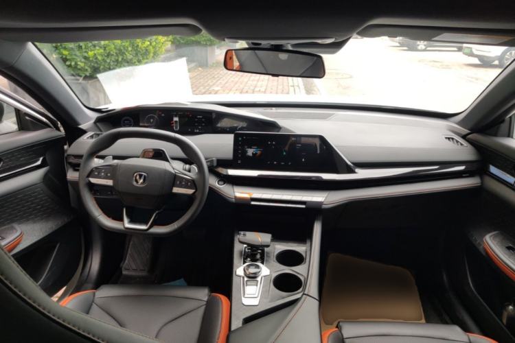 Used CHANGAN UNI-V 2023 1.5T Prestige Model Center Console