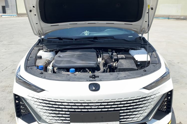 Used CHANGAN UNI-V 2023 1.5T Premium Model Engine Bay