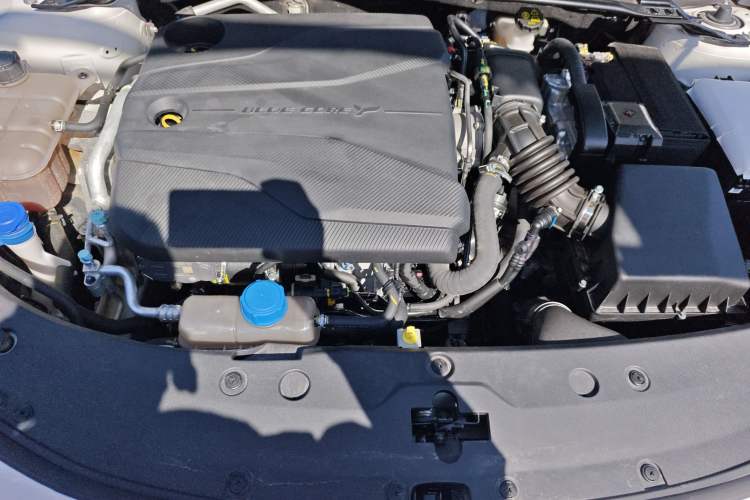 Used CHANGAN UNI-V 2023 1.5T Prestige Model Engine Bay
