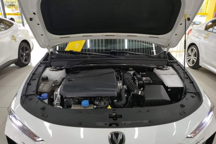 Used CHANGAN UNI-V 2023 1.5T Premium Model Engine Bay