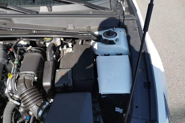 Used CHANGAN UNI-V 2023 1.5T Prestige Model Engine Bay Left