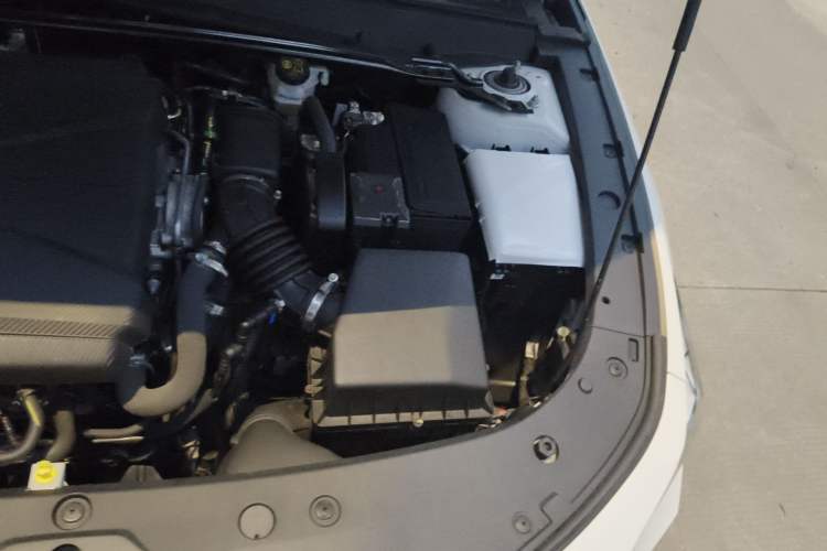 Used CHANGAN UNI-V 2023 1.5T Prestige Model Engine Bay Left