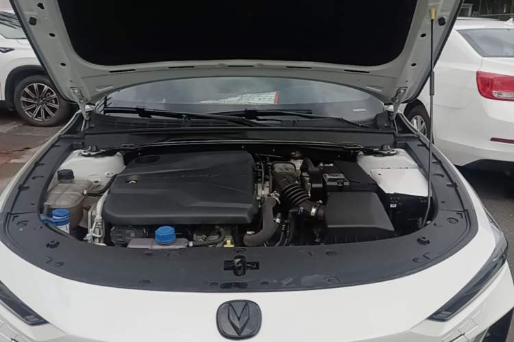 Used CHANGAN UNI-V 2023 1.5T Premium Model Engine Bay