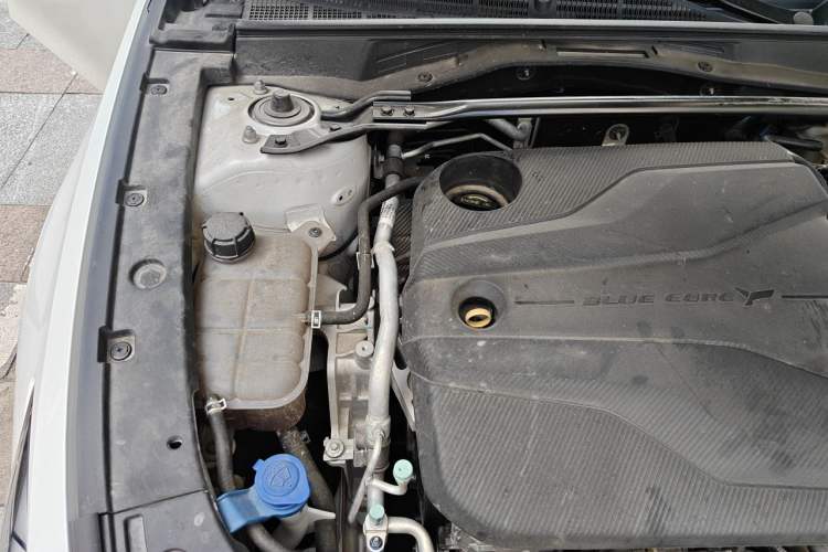 Used CHANGAN UNI-V 2023 1.5T Sport Edition Engine Bay Right