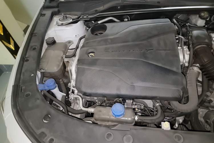 Used CHANGAN UNI-V 2023 1.5T Prestige Model Engine Bay Right