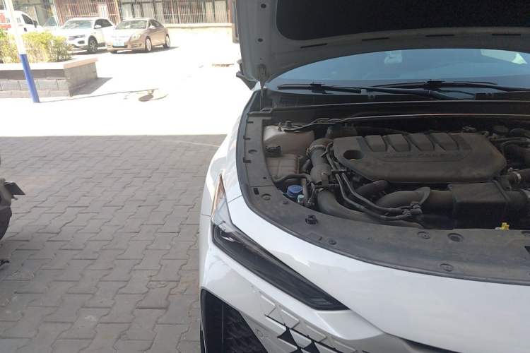 Used CHANGAN UNI-V 2023 2.0T Leading-Speed Edition Engine Bay Right