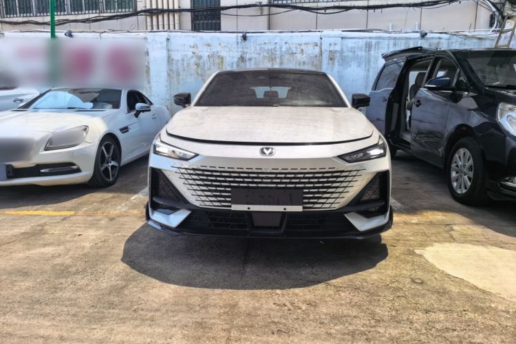 Used CHANGAN UNI-V 2023 1.5T Sport Edition Front