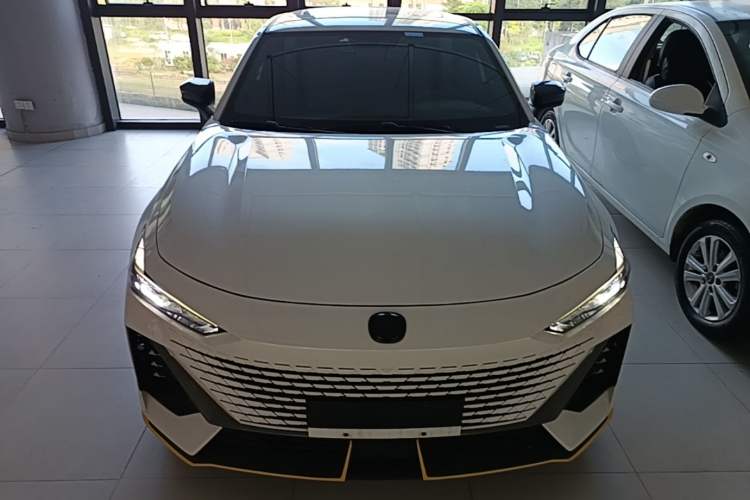 Used CHANGAN UNI-V 2023 1.5T Premium Model Front