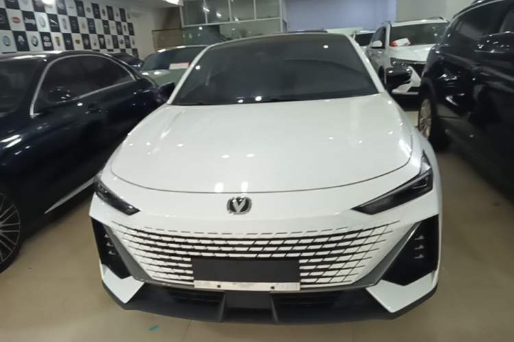 Used CHANGAN UNI-V 2023 1.5T Prestige Model Front