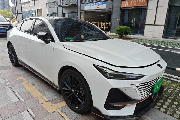 Used CHANGAN UNI-V 2023 1.5T Sport Edition Front Right 45 Deg