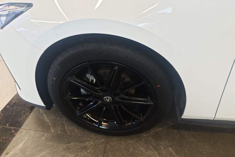 Used CHANGAN UNI-V 2023 1.5T Premium Model Left Front Wheel Hub