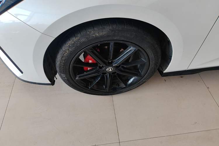 Used CHANGAN UNI-V 2023 1.5T Prestige Model Left Front Wheel Hub