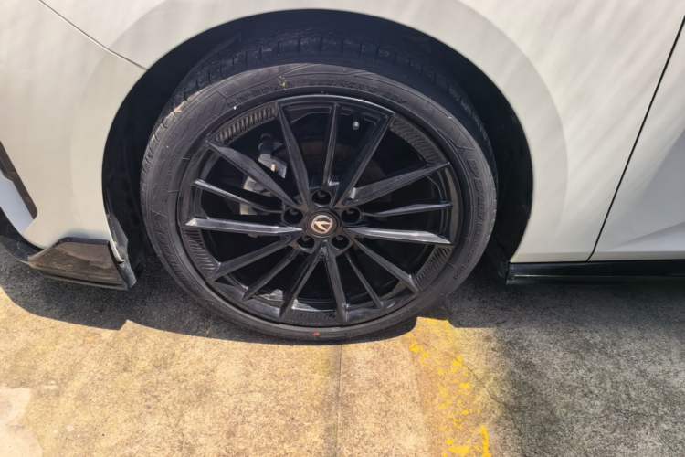 Used CHANGAN UNI-V 2023 1.5T Sport Edition Left Front Wheel Hub