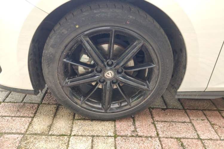 Used CHANGAN UNI-V 2023 1.5T Prestige Model Left Front Wheel Hub