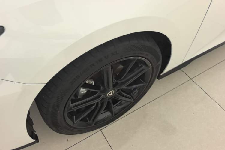 Used CHANGAN UNI-V 2023 1.5T Prestige Model Left Front Wheel Hub