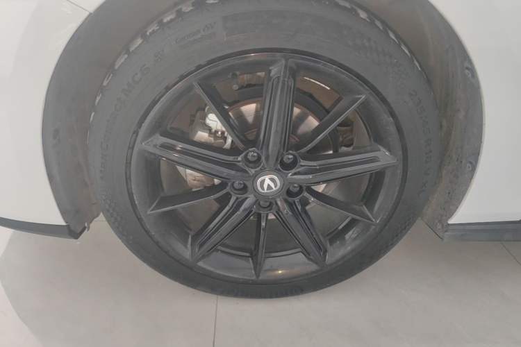 Used CHANGAN UNI-V 2023 1.5T Premium Model Left Front Wheel Hub