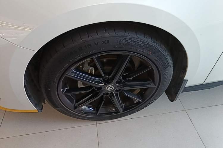Used CHANGAN UNI-V 2023 1.5T Premium Model Left Front Wheel Hub