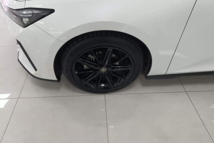 Used CHANGAN UNI-V 2023 1.5T Prestige Model Left Front Wheel Hub