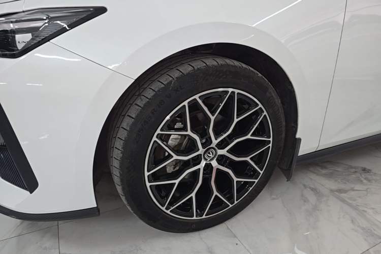 Used CHANGAN UNI-V 2023 1.5T Prestige Model Left Front Wheel Hub