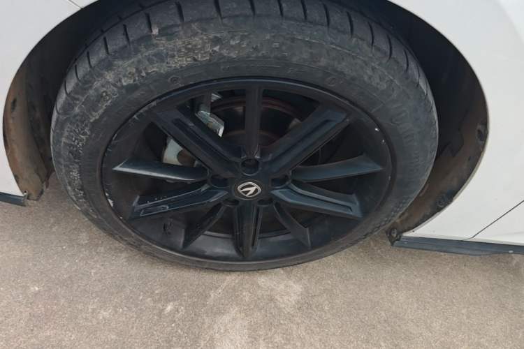 Used CHANGAN UNI-V 2023 1.5T Prestige Model Left Front Wheel Hub