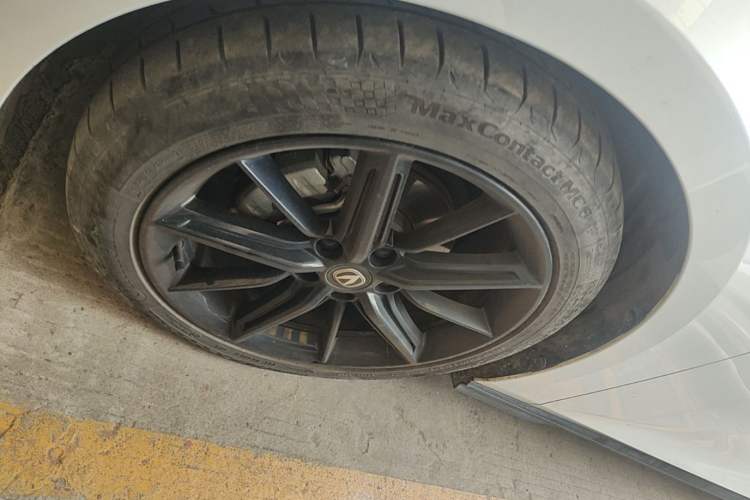 Used CHANGAN UNI-V 2023 1.5T Prestige Model Left Front Wheel Hub