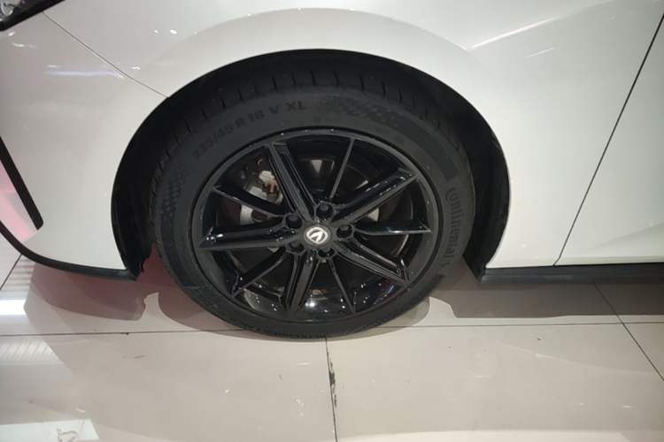 Used CHANGAN UNI-V 2023 1.5T Prestige Model Left Front Wheel Hub