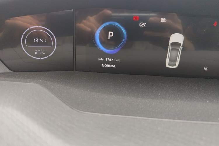 Used CHANGAN UNI-V 2023 1.5T Prestige Model Odometer Close Up