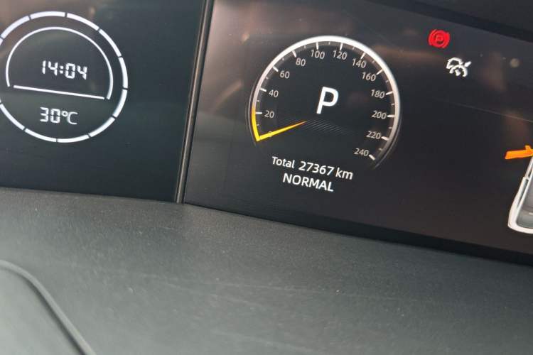 Used CHANGAN UNI-V 2023 1.5T Prestige Model Odometer Close Up