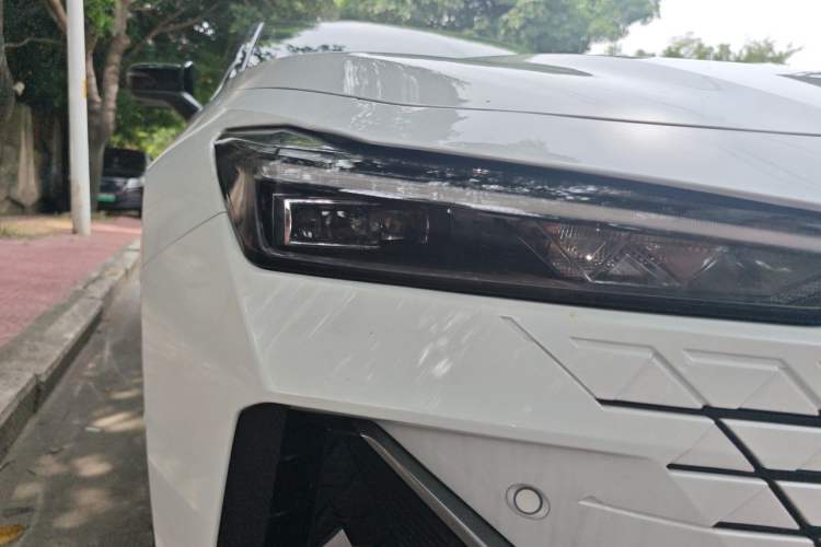 Used CHANGAN UNI-V 2023 1.5T Prestige Model Right Front Headlight