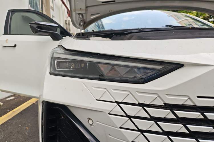Used CHANGAN UNI-V 2023 1.5T Sport Edition Right Front Headlight